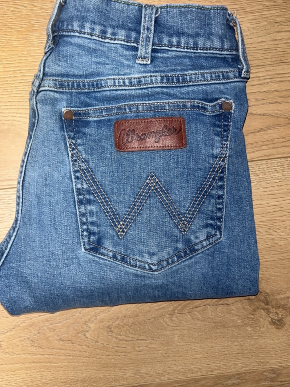 Men’s Wrangler Retro blue denim jeans with brown leather patch